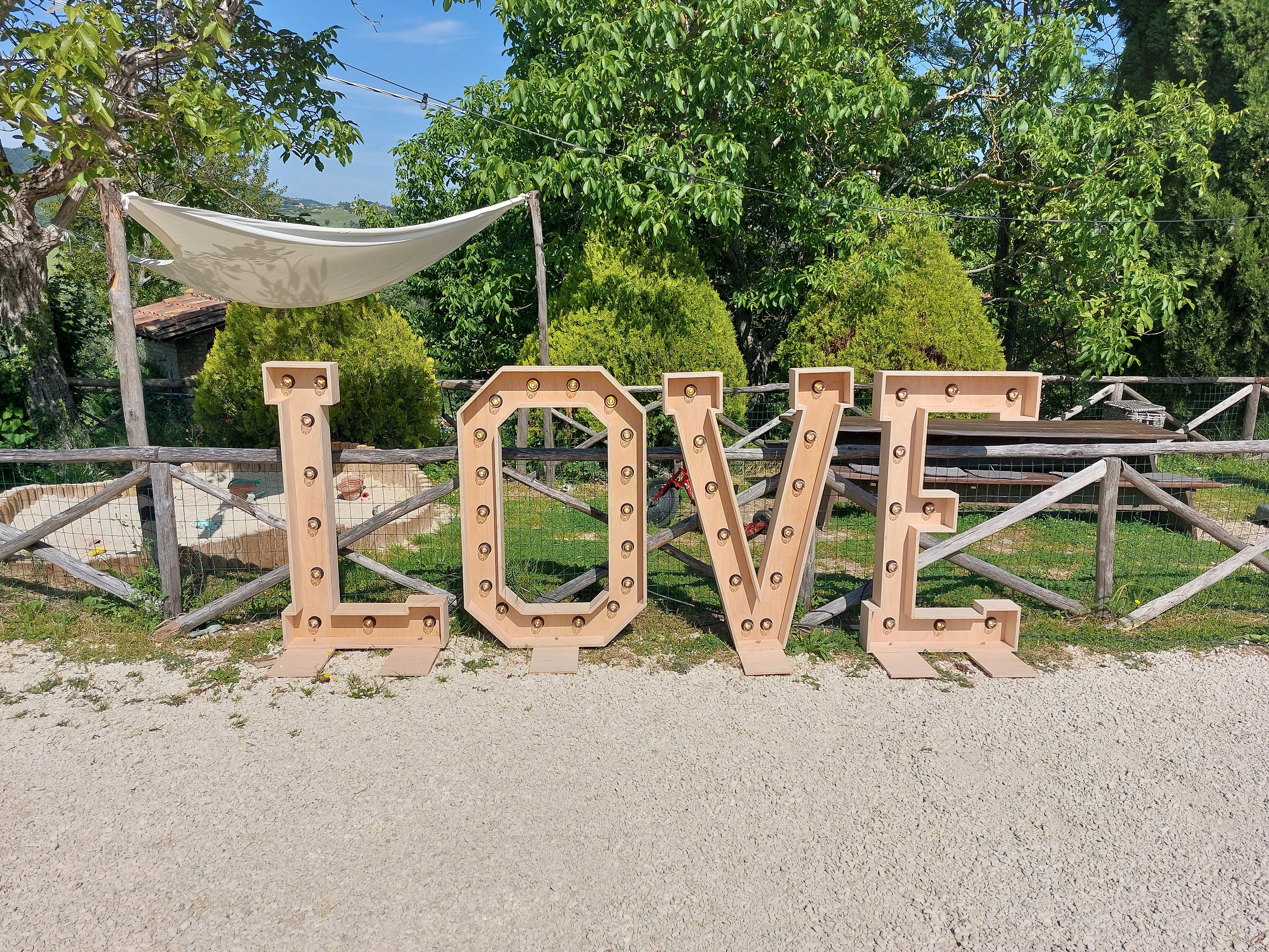 Houten LOVE-letters in een tuin