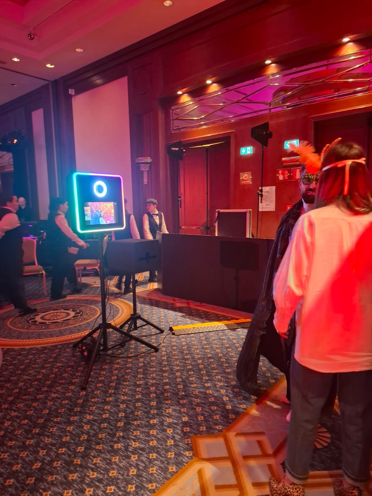 Gasten bij een photobooth tijdens een avondfeest