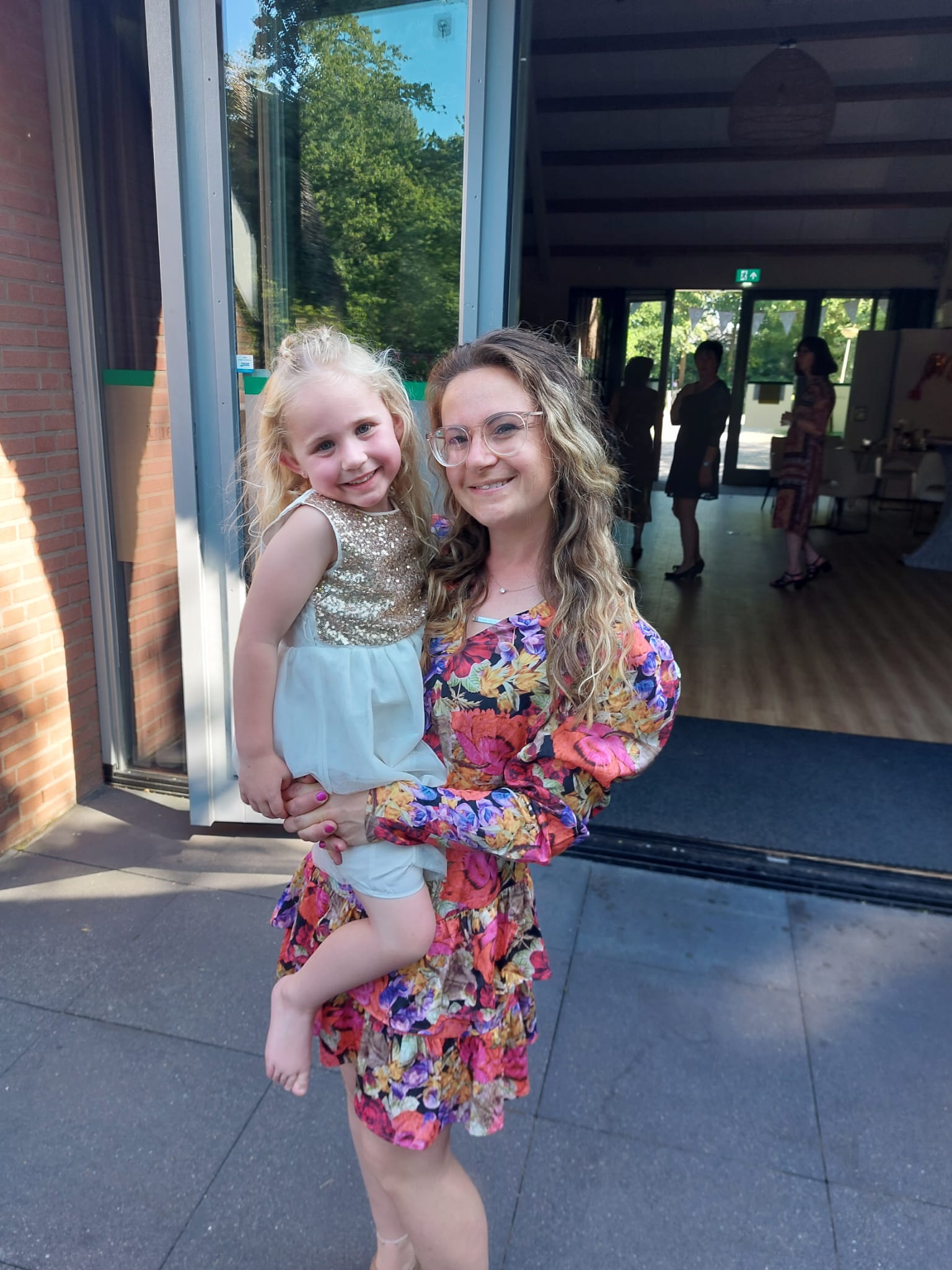 Daphne mit einem Kind bei einer Feier