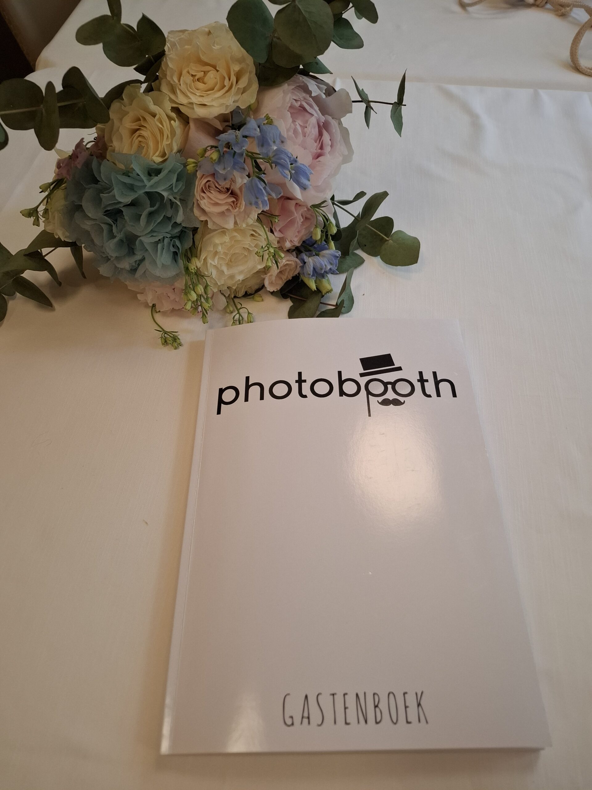 Photoboothgastenboek naast een bruidsboeket