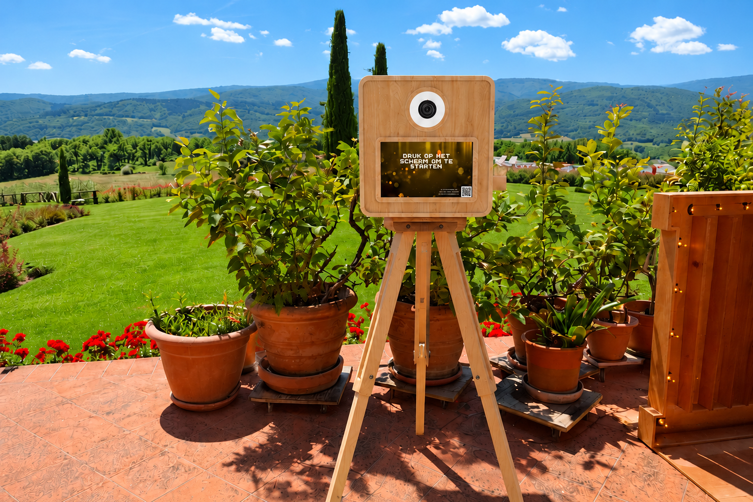 Photobooth in legno su una terrazza in Toscana